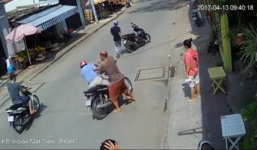 Cao thủ nhanh tay rút chìa khóa xe khiến trộm chim bị đánh tơi bời